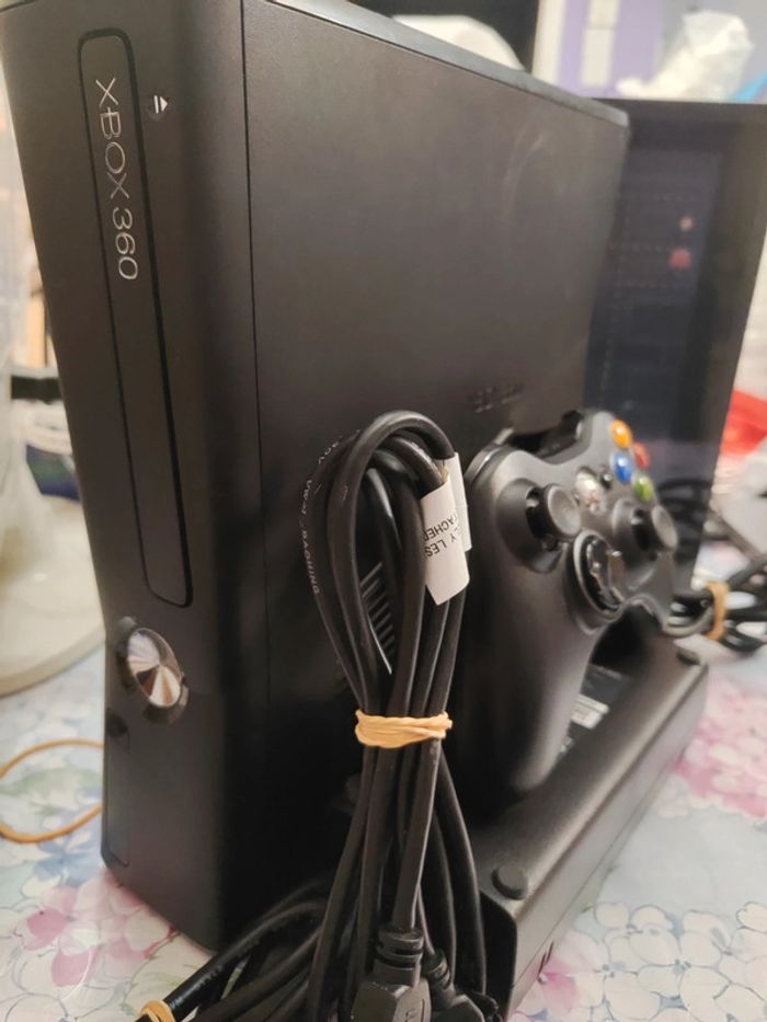 Console Xbox 360 Slim noire - photo numéro 2