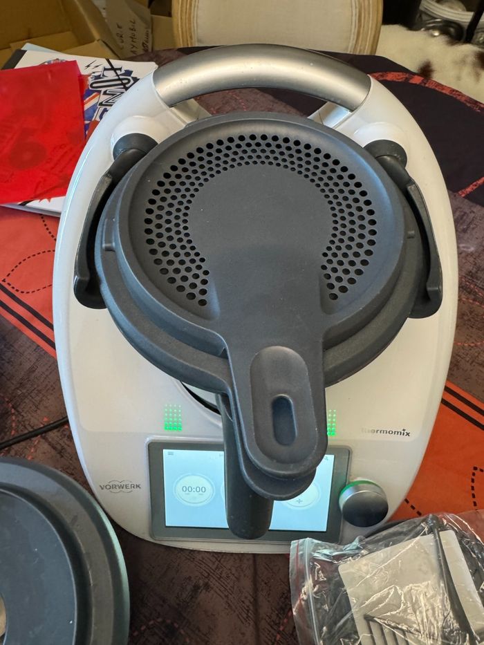 Thermomix TM6 blanc +2ème bol+ accessoires le tout en parfait état aucun défaut quelconque - photo numéro 3