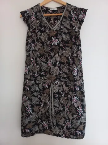 Robe noir à fleur