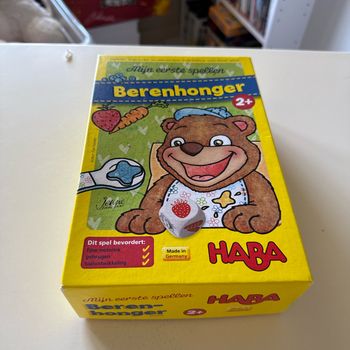 Jeux, enfants, donne à manger à l’ourson
