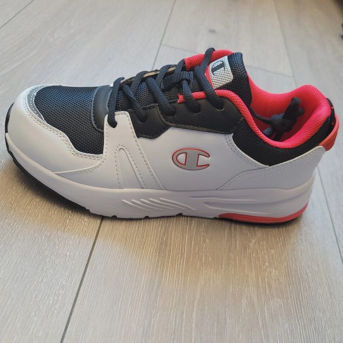 Baskets blanche noir et rouge. Modèle Ramp up B GS. Taille 37.5 ( 5Y). Marque Champion - photo numéro 2