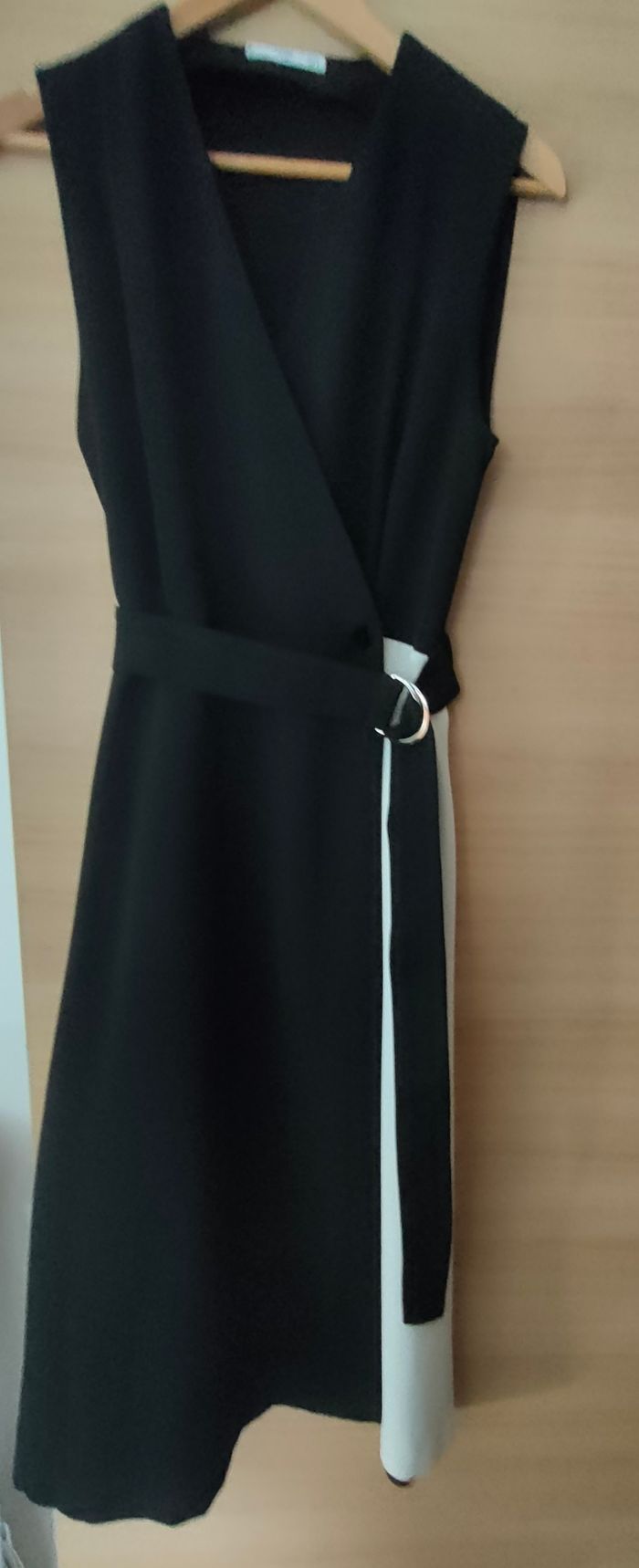Robe noire et blanc Mango