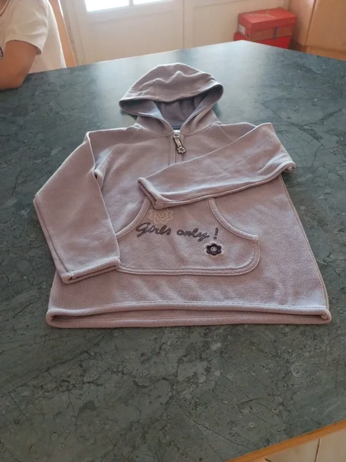 Pull à capuche T.5 ans