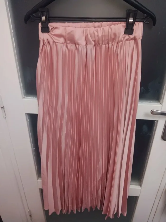 Jupe S plissée satinée rose poudré élégante
