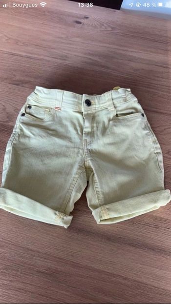 Short jaune 4 ans tape à l’œil