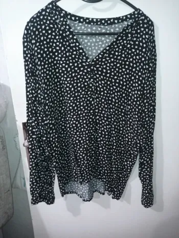 Chemise blouse manche longue noir motifs coeurs blancs