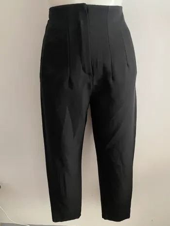 Pantalon habillé noir taille haute.