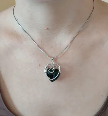 Joli petit collier fantaisie Coeur 🖤