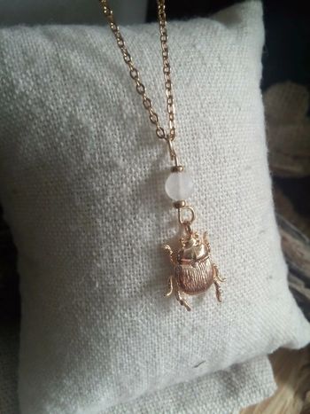 Collier pendentif scarabée et connecteur cristal de roche