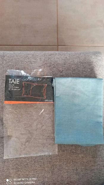 Un taie d  oreiller  bleu 50  x 70  cm