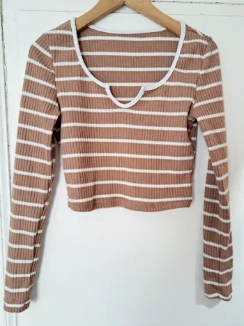 T-shirt crop top rayures camel et blanc.