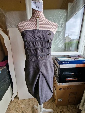 Robe, mini, grise, en polyester & coton, en très très bon état, longueur 81cm, marque Miss Loona =7€