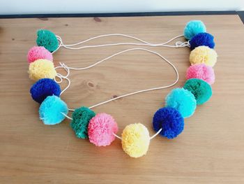 Décoration maison chambre enfant guirlande à pompons multicolores 2m60