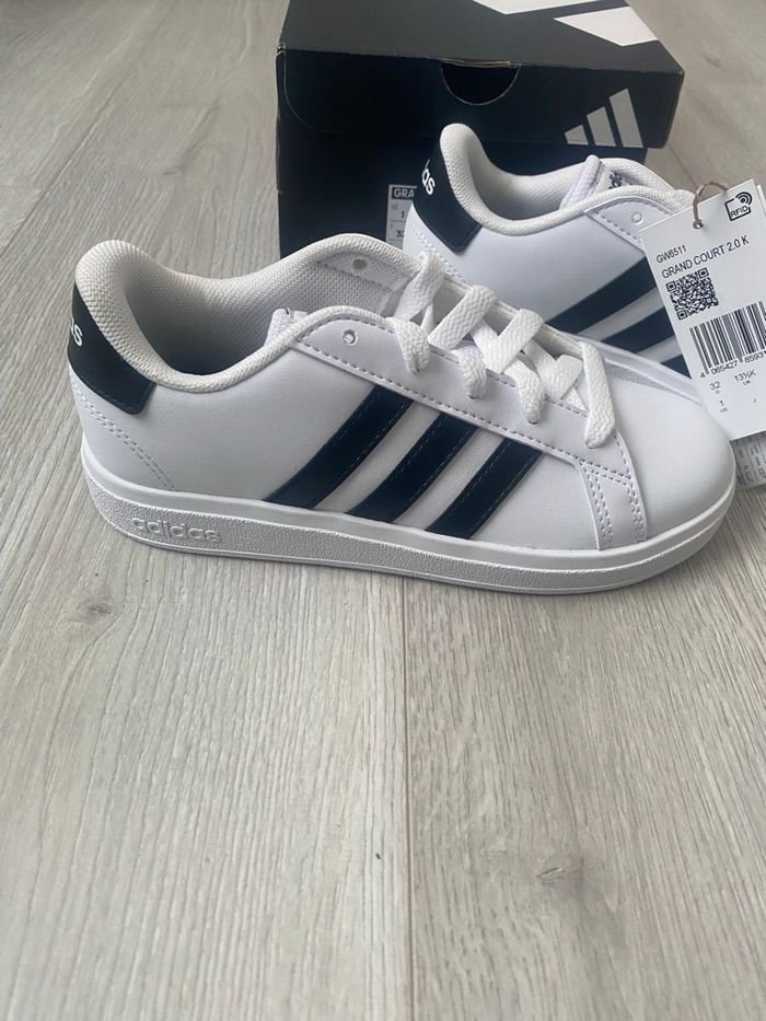 Baskets Adidas blanches & noires - Neuves - T.32 👟 - photo numéro 2