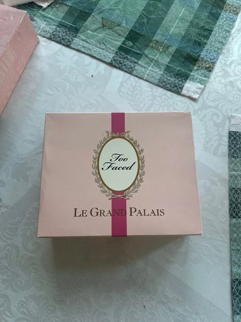 Coffret palette maquillage le grand palais avec boîte- Too Faced