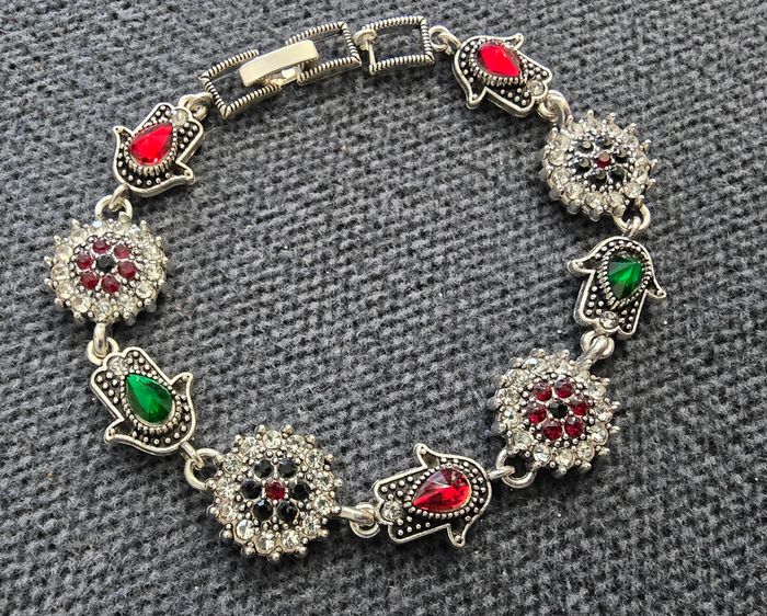 Bracelet argenté motifs main de Fatma et fleurs ornées de strass rouges et verts - photo numéro 2