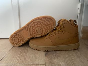 Basket Nike Court Borough Mid Winter 
Neuve jamais portée 
Taille 40