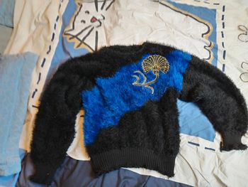 Pull d'hiver avec motif floral doré