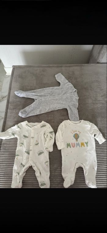 Lot vêtements bébé taille 1 mois