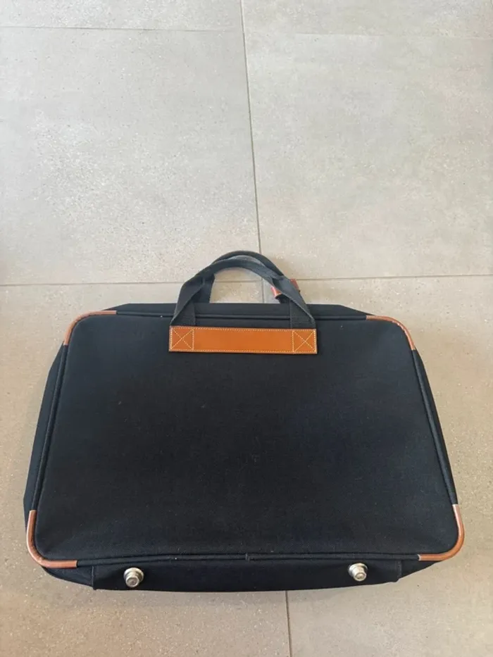 Bagage Lancel, bon état général mais il y a des petites traces d'usures, 53x35x15cm - photo numéro 7