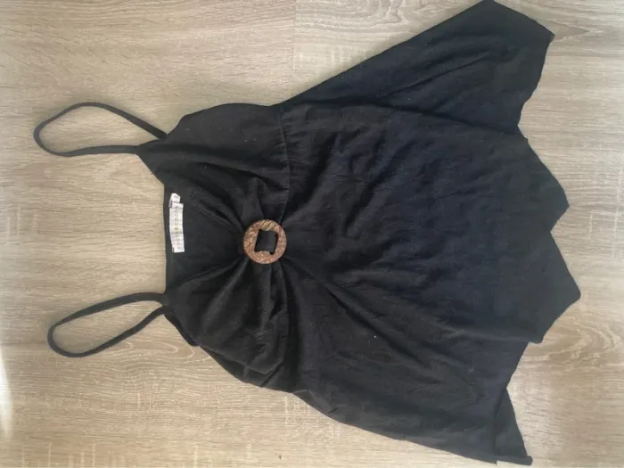 Top noir avec bouton bois