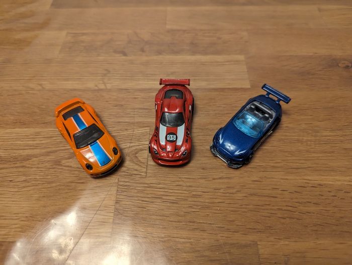 Lot 64 de 3 voitures de sport Hot Wheels