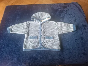 gilet avec pressions et capuchon