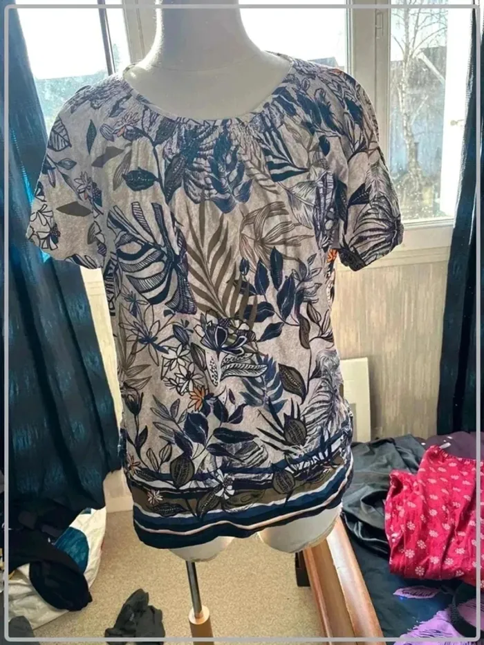 TEE shirt motif floral taille 40 marque canda - photo numéro 2