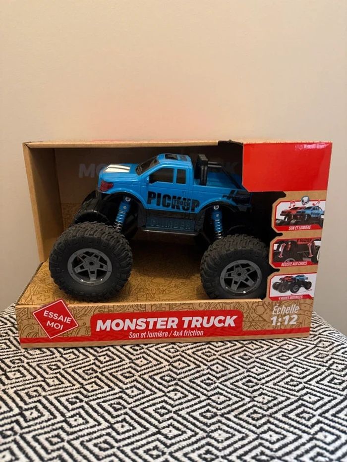 WDK Monster truck - sons et lumières échelle 1:12e
