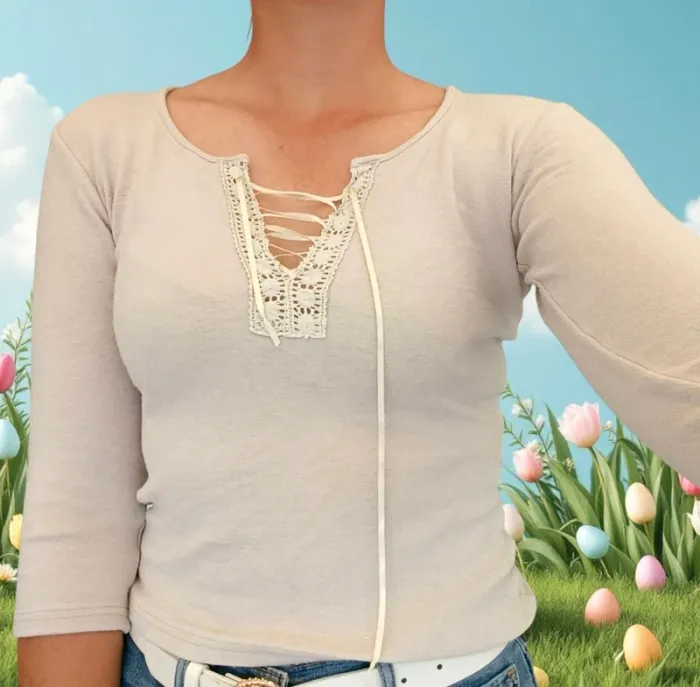 Joli top manches 3/4 décolleté lacé écru taille S