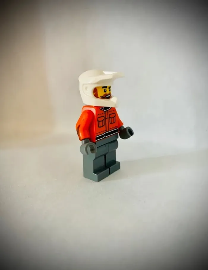 Minifigurine LEGO City - CTY1867 - Membre de l’équipe de Stand de Formule 1 - 2025 - Très bon état - photo numéro 2