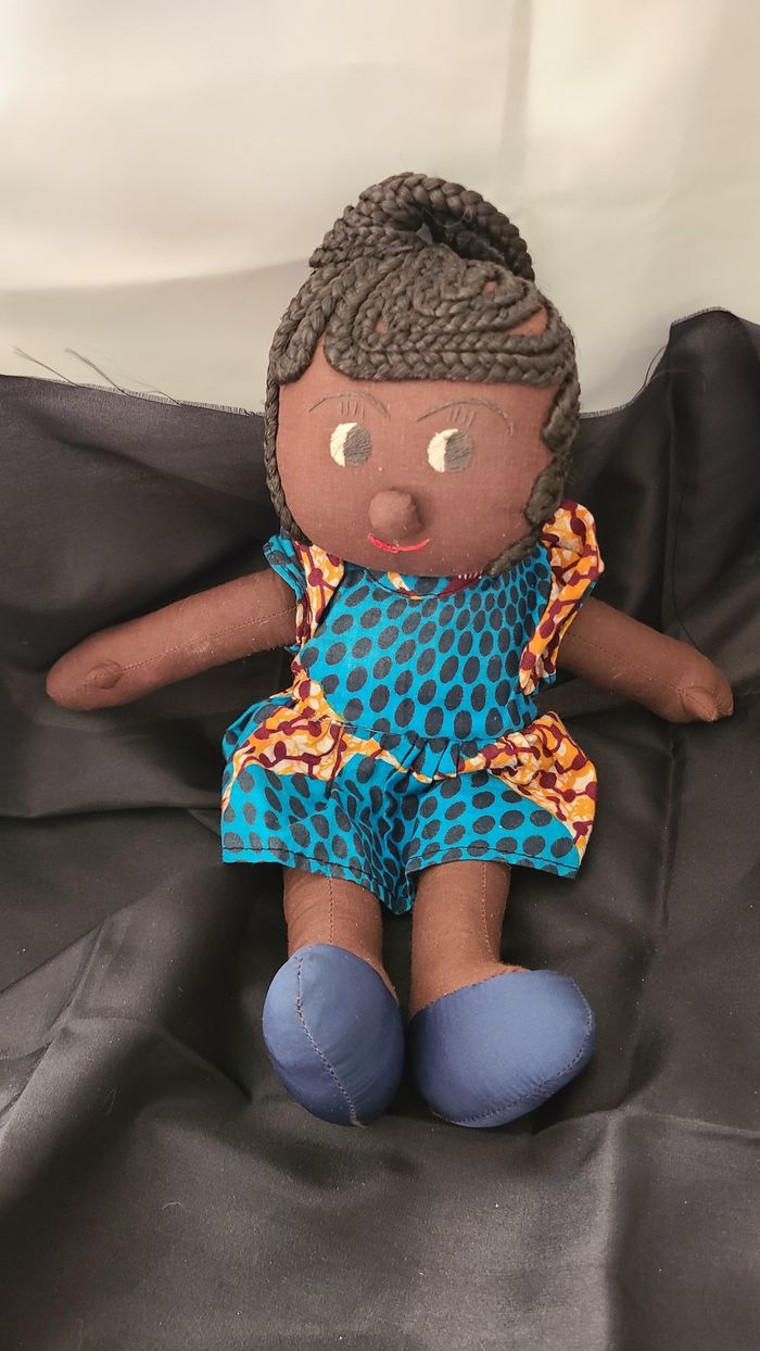 Belle poupée de chiffon à la peau foncée tressée à la main - photo numéro 6