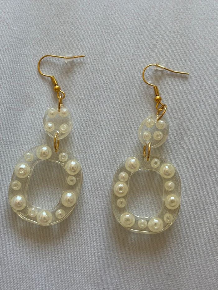 Boucles d’oreilles fait main pendante semi longue à perle résine epoxy acier inoxydable - photo numéro 2
