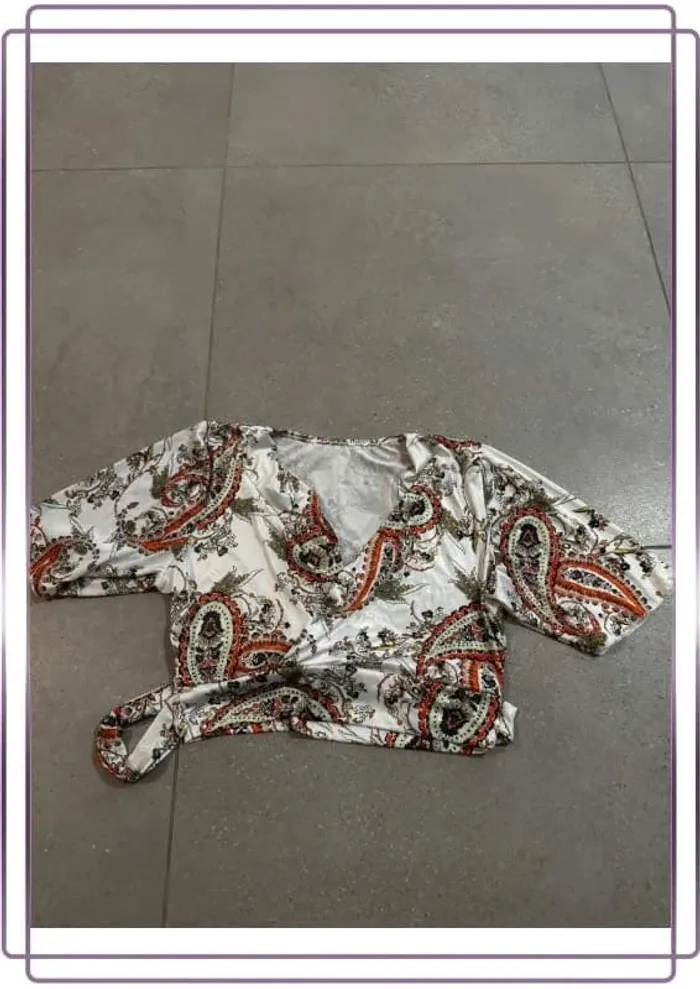 Haut court multicolore, très bon état, taille S