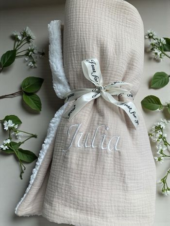 Couverture personnalisée 90x90 cm – Broderie prénom