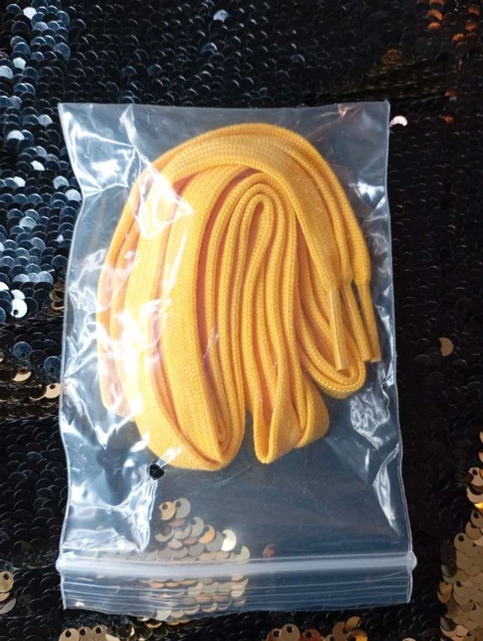 Paire de lacets adultes jaunes. Neufs - photo numéro 2