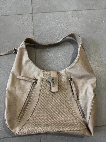 Sac porté épaule beige, bon état mais il y a des traces d'usures 38x25cm