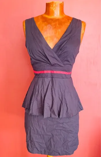 Élégante robe marron-gris, liseret corail à nouer vintage