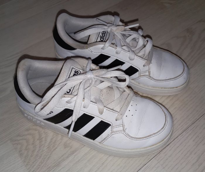 Baskets blanches Adidas 
P. 33