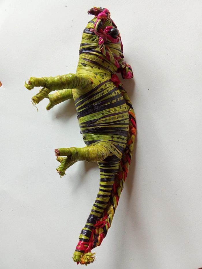 Caméléon en Rafia