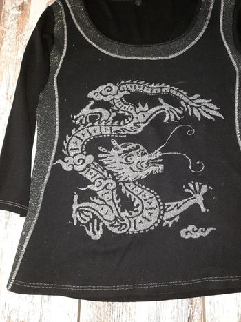 Haut noir avec dragon et col et côté argenté