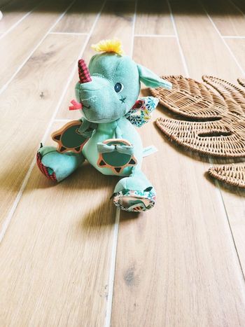 🐉Jouet d'éveil sensoriel - Peluche doudou multi activités Joe Le Dragon - marque Lilliputiens