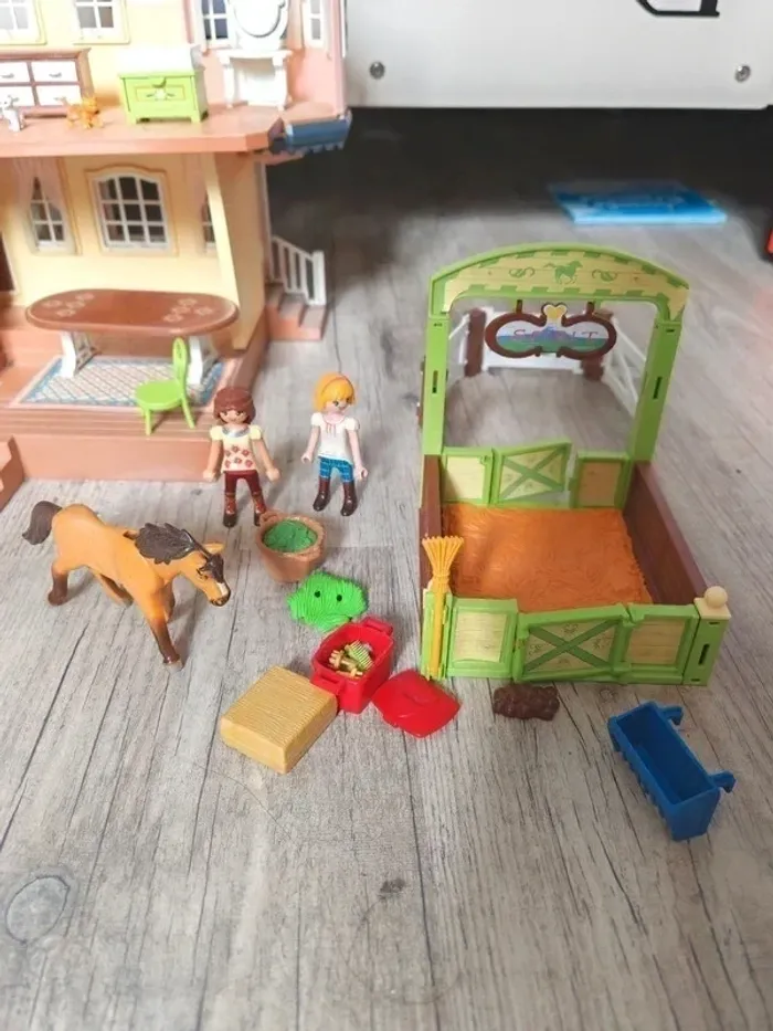Chateau Playmobil Spirit et box - photo numéro 3