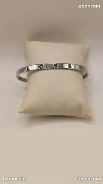 bracelet jonc inscription love couleur argent