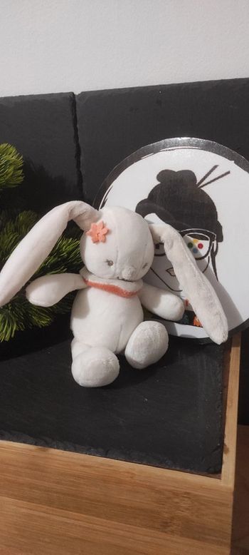 Doudou lapin blanc gris orange Mia Basile nattou fleur peluche hochet grelot