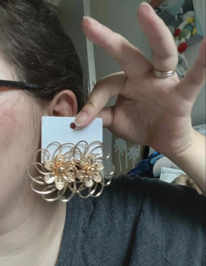 Boucles d’oreilles NEUVES avec étiquette femme forme fleurs couleur doré - photo numéro 2