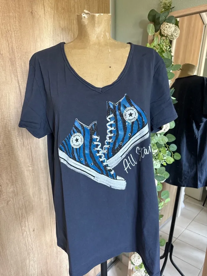 TEE shirt manches avec impression baskets femme