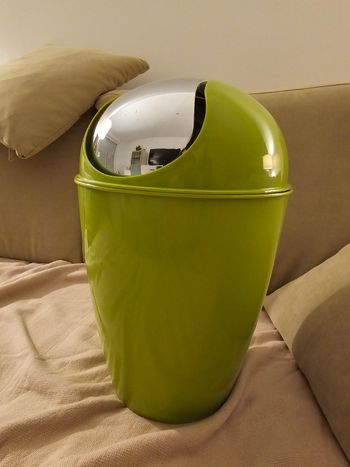 Superbe poubelle basculante verte – Propre & prête à l’emploi !