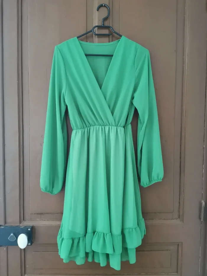 Robe volants vert pomme.