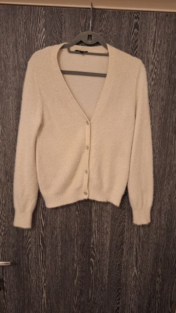 Gilet en mailles duveteuse écru à boutons strass